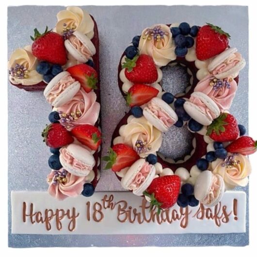number cake with berries and macaroons