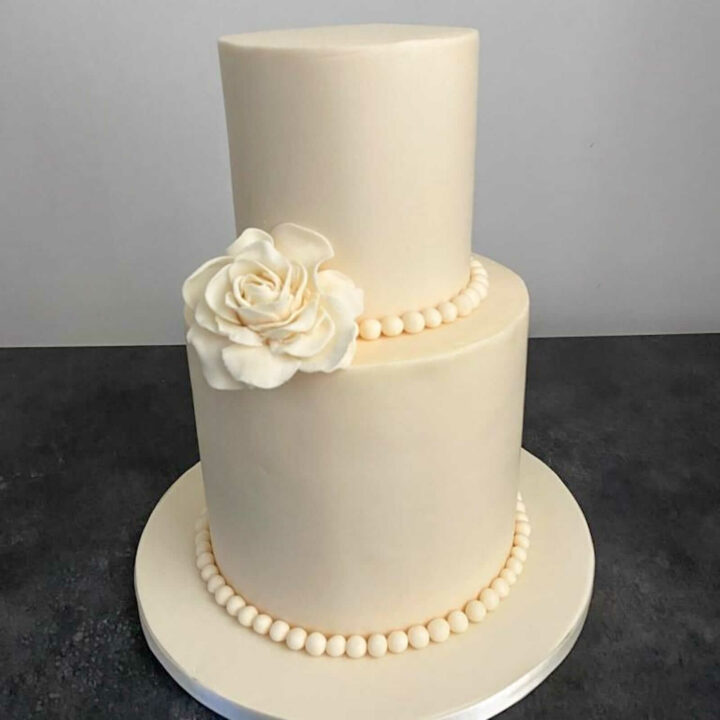 Ivory wedding cake with background